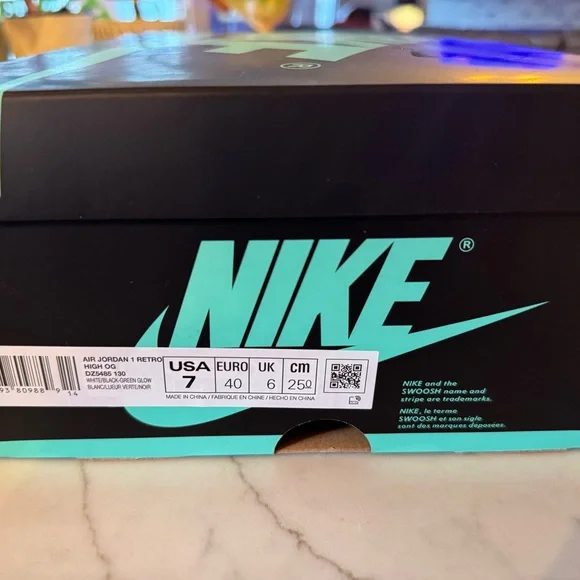 Air Jordan 1 Retro High OG GS 'Green Glow' 2024
Women’s 8.5 Men’s 7 - Picture 10 of 10